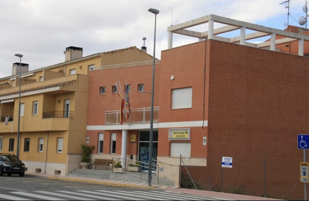 Fachada del edificio del Ayuntamiento de Tibi con las banderas en el balcón